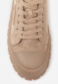 Renee - Ciemnobeżowe Sneakersy Vices na Platformie z Ozdobą i Napisem Leawen. Okazja: na co dzień. Kolor: beżowy. Materiał: jeans. Wzór: aplikacja, napisy. Obcas: na platformie #3