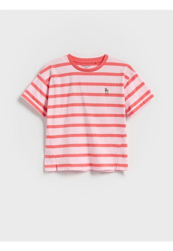 Reserved - Wzorzysty t-shirt z haftem - pastelowy róż. Kolor: różowy. Materiał: bawełna. Wzór: haft