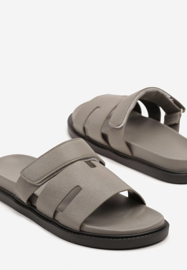 Born2be - Szare Klapki z Pianki Zdobione Wycięciami Arrivara. Okazja: na co dzień, na plażę. Kolor: szary. Materiał: jeans. Wzór: aplikacja. Sezon: lato. Obcas: na płaskiej podeszwie. Styl: casual