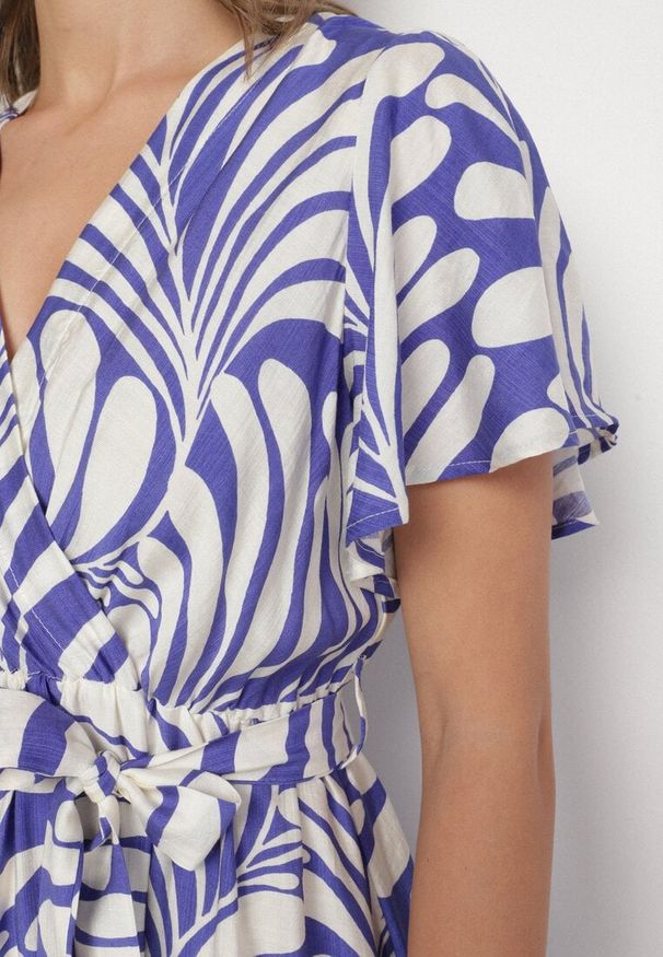 Born2be - Niebieska Wiskozowa Sukienka o Kopertowym Kroju w Roślinny Wzór Cinea. Okazja: na co dzień. Kolor: niebieski. Materiał: wiskoza. Wzór: nadruk. Typ sukienki: kopertowe. Styl: casual