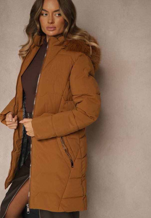 Renee - Brązowa Pikowana Kurtka o Taliowanym Kroju z Kapturem z Futerkiem Mindria. Okazja: na spacer. Typ kołnierza: kaptur. Kolor: brązowy. Materiał: futro. Styl: elegancki
