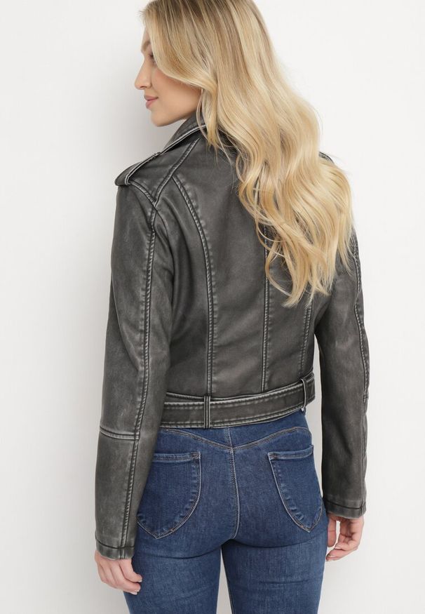 Born2be - Szara Kurtka Ramoneska z Ozdobnym Paskiem na Dole i Asymetrycznym Suwakiem Etoisa. Okazja: na co dzień. Kolor: szary. Materiał: jeans. Długość rękawa: krótki rękaw. Długość: krótkie. Styl: casual, elegancki