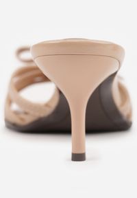 Born2be - Ciemnobeżowe Klapki VICES na Kaczuszce Zdobione Aplikacją z Kokardą Thalyne. Okazja: na co dzień, na randkę, na ślub cywilny, na wesele. Kolor: beżowy. Wzór: aplikacja. Sezon: lato. Obcas: na szpilce. Styl: casual, elegancki #8