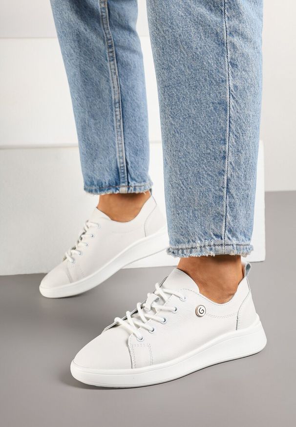 Born2be - Białe Sneakersy ze Skóry Naturalnej z Ozdobną Aplikacją Galotina. Okazja: na co dzień. Nosek buta: okrągły. Kolor: biały. Materiał: skóra. Wzór: aplikacja. Obcas: na obcasie. Wysokość obcasa: niski