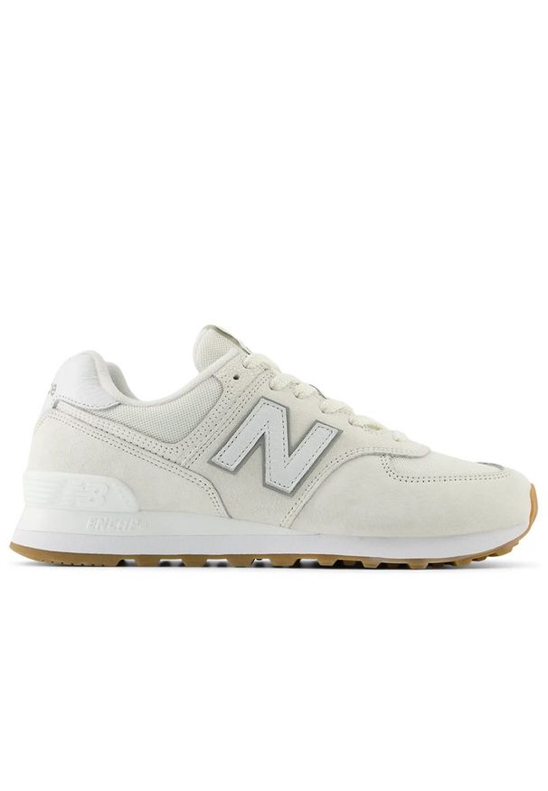 Buty New Balance U574RAD - białe. Okazja: na co dzień. Kolor: biały. Materiał: skóra, guma, zamsz, dresówka. Szerokość cholewki: normalna. Wzór: aplikacja. Model: New Balance 574