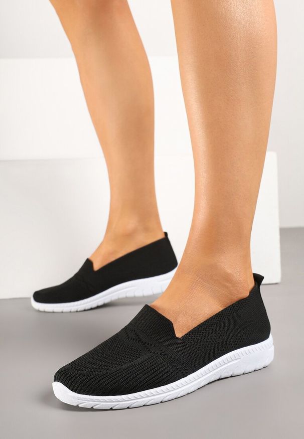 Born2be - Czarne Wsuwane Tenisówki Mokasyny Venni. Okazja: na co dzień, na spacer. Zapięcie: bez zapięcia. Kolor: czarny. Materiał: jeans. Wzór: aplikacja. Styl: elegancki, casual