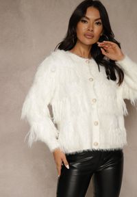 Renee - Jasnobeżowy Kardigan z Dzianiny z Wełną Imitującą Pióra z Perłowymi Guzikami Meviatta. Kolor: beżowy. Materiał: wełna, dzianina. Styl: glamour #5