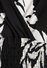 Born2be - Czarna Wiskozowa Sukienka o Rozkloszowanym Kroju z Kopertowym Dekoltem Morgassa. Okazja: na co dzień. Kolor: czarny. Materiał: wiskoza. Wzór: kwiaty. Sezon: lato. Typ sukienki: kopertowe. Styl: casual, klasyczny #7