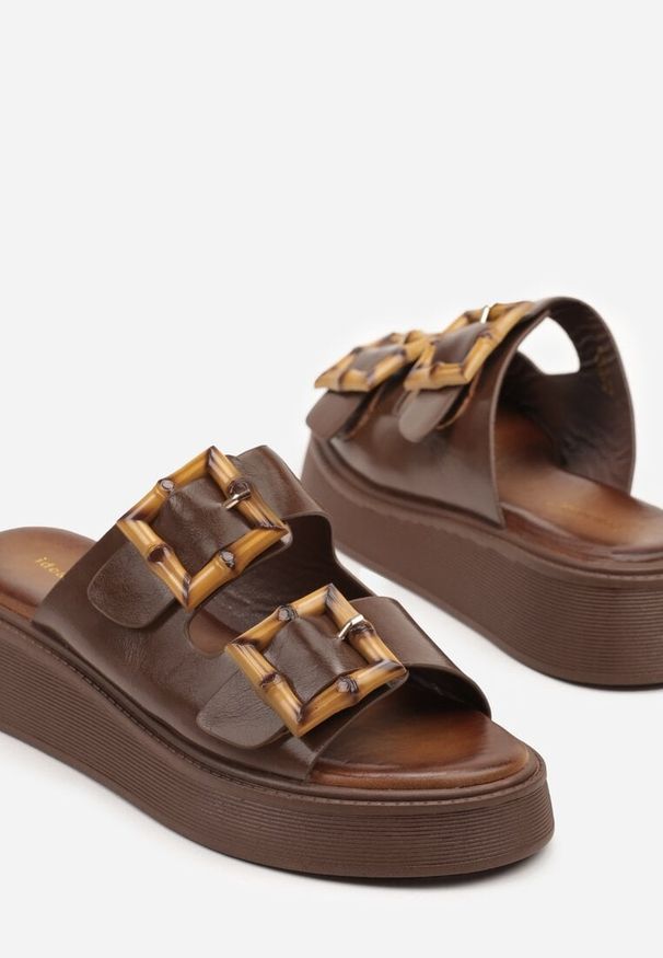 Born2be - Brązowe Klapki na Grubej Podeszwie z Paskami z Klamrami Imitującymi Drewno Nilasina. Okazja: na co dzień. Kolor: brązowy. Styl: casual