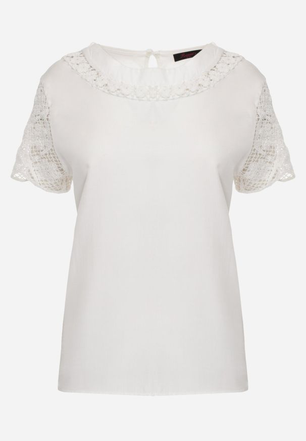 Born2be - Biała Bluzka Ozdobiona Ażurowymi Rękawkami Kelnila. Okazja: na co dzień, do pracy. Kolor: biały. Materiał: jeans. Długość rękawa: krótki rękaw. Długość: długie. Wzór: ażurowy, aplikacja. Styl: casual, klasyczny, elegancki