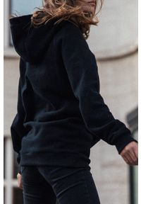 MUUV Bluza bawełniana Smooth Cotton damska kolor czarny z kapturem gładka. Typ kołnierza: kaptur. Kolor: czarny. Materiał: bawełna. Długość rękawa: długi rękaw. Długość: długie. Wzór: gładki #2