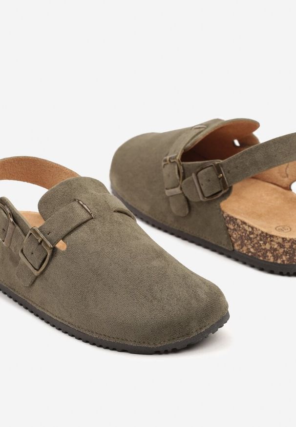 Born2be - Zielone Klapki Chodaki z Klamerką i Paskiem na Pięcie Norilsa. Okazja: na co dzień. Kolor: zielony. Materiał: jeans. Obcas: na obcasie. Styl: casual. Wysokość obcasa: niski