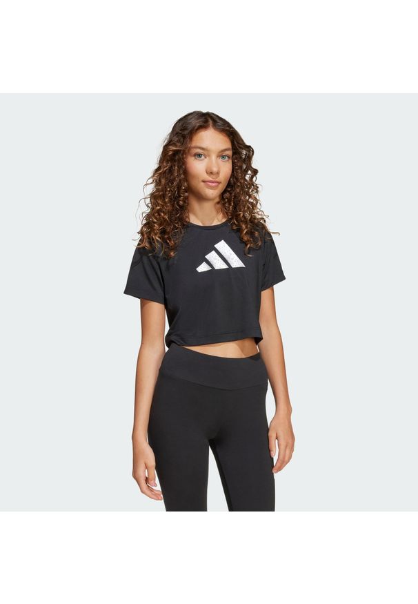 Adidas - Koszulka Training Essentials Glam Print. Kolor: czarny, szary, wielokolorowy. Technologia: ClimaCool (Adidas). Długość: krótkie. Wzór: nadruk. Sport: joga i pilates