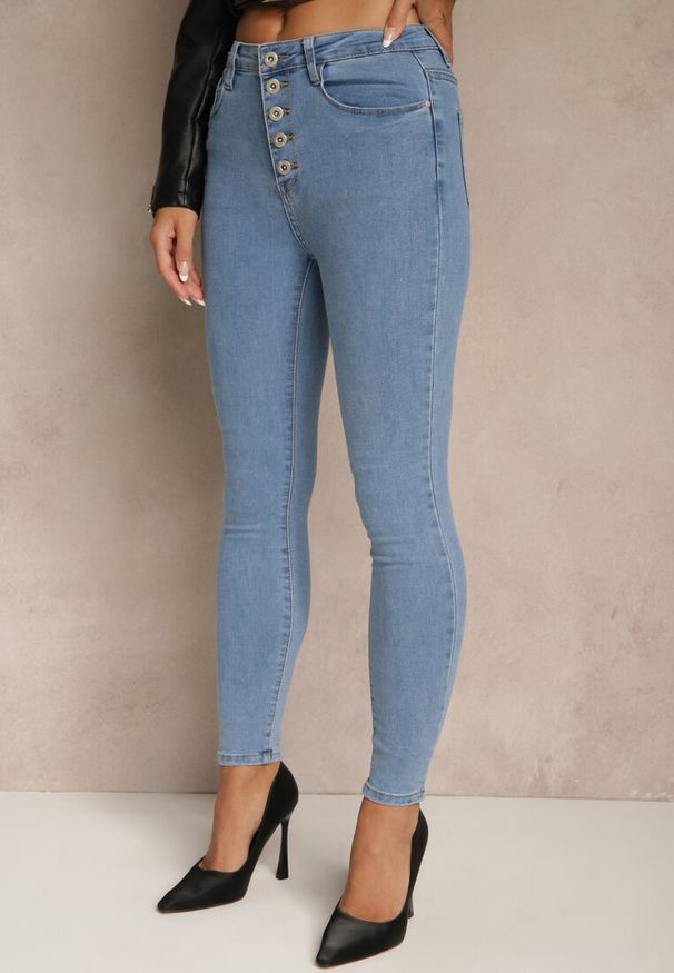 Renee - Niebieskie Bawełniane Jeansy Skinny z Guzikami Hirgisse. Okazja: na co dzień. Stan: podwyższony. Kolor: niebieski. Styl: casual, elegancki