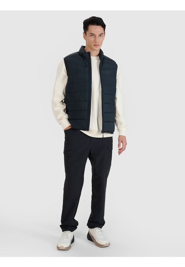 4f - 4F Bezrękawnik puchowy z wypełnieniem naturalnym męski - czarny XXL. Okazja: na co dzień. Typ kołnierza: kołnierzyk stójkowy. Kolor: czarny. Materiał: puch. Długość rękawa: bez rękawów. Styl: sportowy, klasyczny, casual