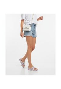 Różowe Stylowe Klapki Laura Vita Modne Buty Damskie. Okazja: na plażę. Kolor: różowy. Materiał: materiał. Wzór: kwiaty. Sezon: wiosna, lato. Styl: elegancki #4