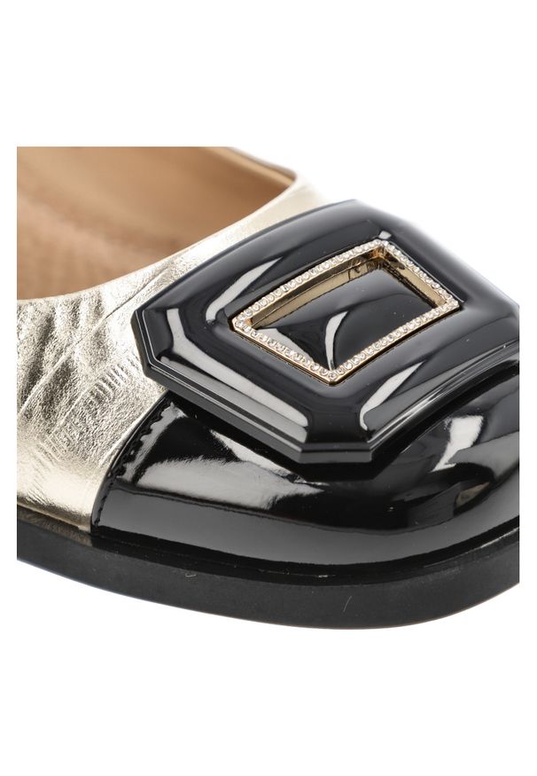 Złote Baleriny S.Barskie Wsuwane Modne Obuwie Damskie. Okazja: na spotkanie biznesowe. Zapięcie: bez zapięcia. Kolor: złoty. Materiał: lakier. Szerokość cholewki: normalna. Obcas: na obcasie. Styl: elegancki, biznesowy. Wysokość obcasa: średni