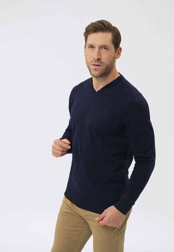 Volcano - Sweter z dekoltem w serek S-KLARO. Okazja: na co dzień, do pracy. Typ kołnierza: dekolt w serek. Kolor: niebieski. Materiał: dzianina, bawełna, materiał. Długość rękawa: długi rękaw. Długość: długie. Wzór: gładki. Styl: klasyczny, casual, elegancki