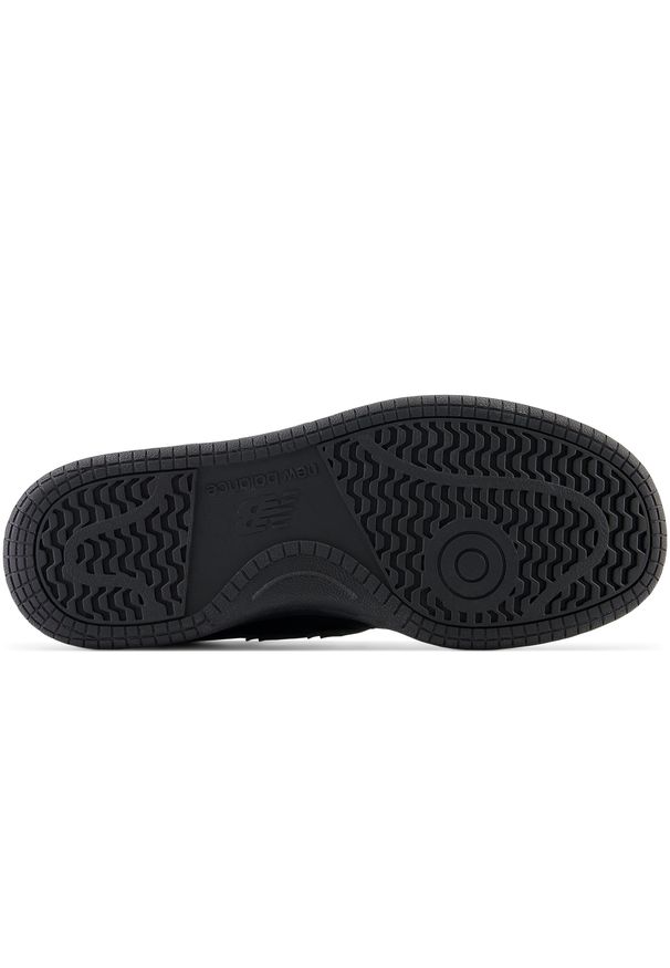 Buty dziecięce New Balance GSB4803B – czarne. Okazja: na co dzień, na uczelnię. Kolor: czarny. Materiał: syntetyk, skóra, materiał. Szerokość cholewki: normalna. Sport: turystyka piesza