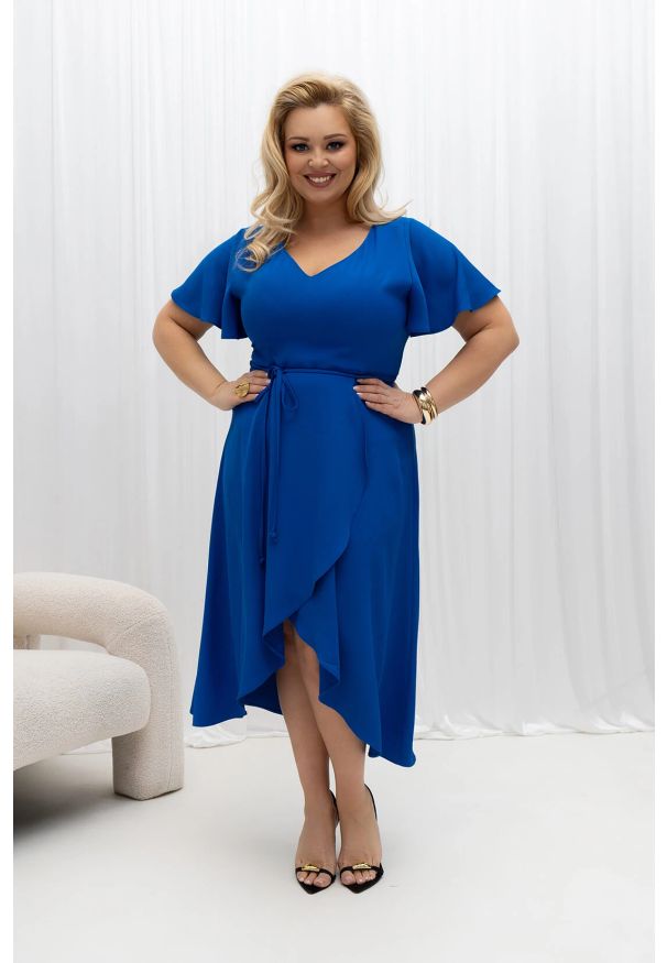 Moda Size Plus Iwanek - Szafirowa asymetryczna sukienka Aleta z paskiem w talii PLUS SIZE XXL OVERSIZE WIOSNA. Okazja: na randkę, na spotkanie biznesowe, na komunię, na ślub cywilny, do pracy, na wesele, na imprezę. Kolekcja: plus size. Kolor: niebieski. Materiał: tkanina, poliester, elastan, materiał. Sezon: wiosna. Typ sukienki: oversize, dla puszystych, asymetryczne. Styl: biznesowy, elegancki, wizytowy