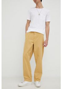 Levi's® - Levi's spodnie męskie kolor beżowy w fasonie chinos. Okazja: na spotkanie biznesowe. Kolor: beżowy. Materiał: tkanina. Styl: biznesowy
