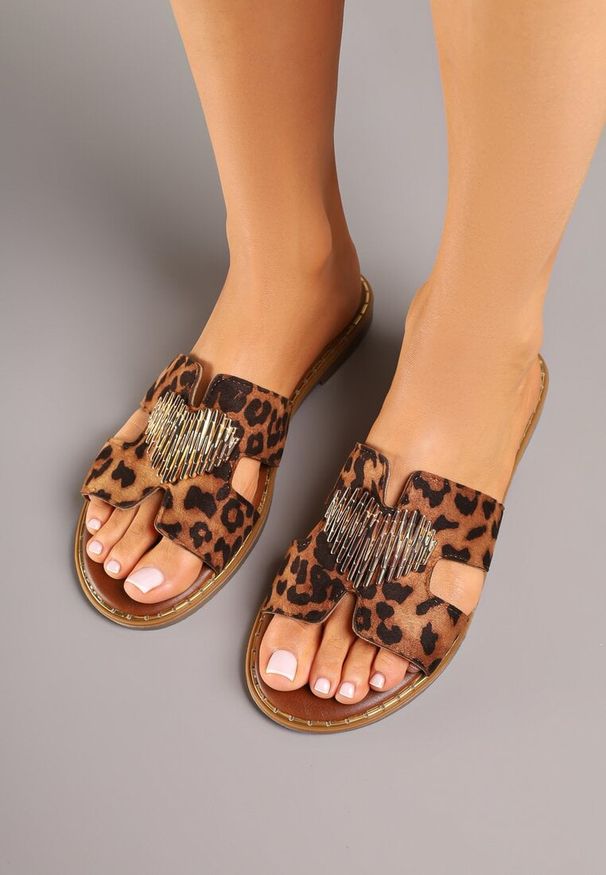 Renee - Panterkowe Klapki na Płaskiej Podeszwie z Metalicznym Zdobieniem Imitującym Serce Redalana. Okazja: na imprezę. Materiał: len. Wzór: aplikacja. Obcas: na płaskiej podeszwie. Styl: glamour, elegancki