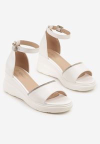 Born2be - Białe Sandały na Koturnie z Cyrkoniami Tiarelle. Okazja: na co dzień. Zapięcie: sprzączka. Kolor: biały. Materiał: jeans. Obcas: na koturnie. Styl: wizytowy, elegancki, casual #4