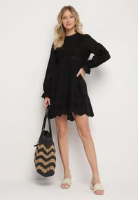 Born2be - Czarna Sukienka Boho o Rozkloszowanym Kroju z Haftowanymi Zdobieniami Ifflina. Okazja: na co dzień. Typ kołnierza: kołnierzyk stójkowy. Kolor: czarny. Materiał: materiał, poliester. Długość rękawa: długi rękaw. Wzór: aplikacja, haft. Styl: boho #6