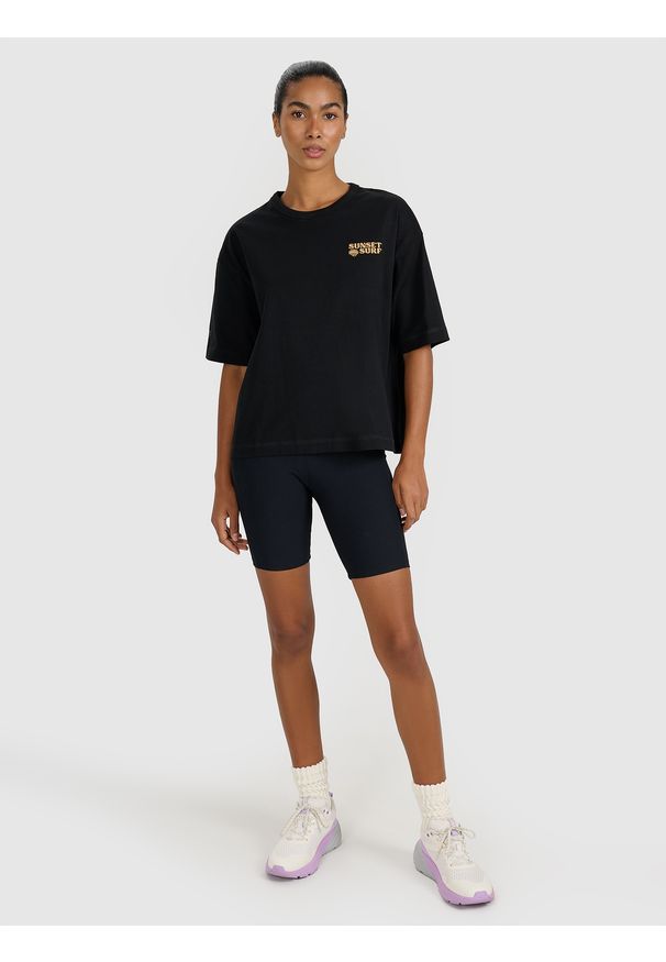 4f - 4F T-shirt oversize z nadrukiem damski - różowy S. Okazja: na co dzień. Kolor: czarny. Materiał: jersey, tkanina, dzianina, bawełna, materiał. Długość rękawa: krótki rękaw. Długość: krótkie. Wzór: nadruk. Sezon: lato. Styl: sportowy, klasyczny, casual
