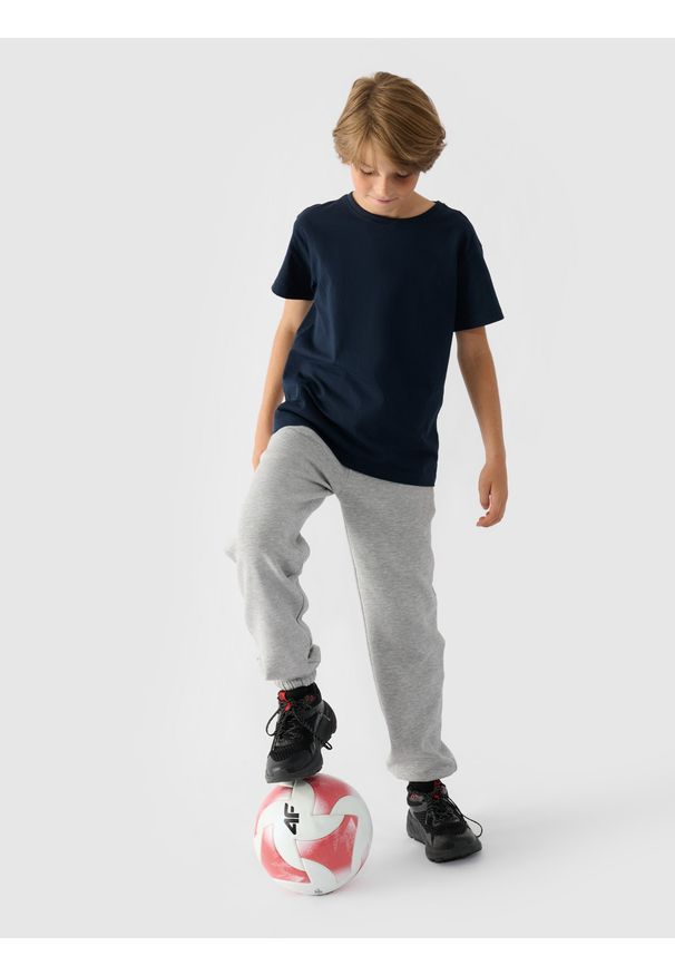 4f - 4F T-shirt gładki chłopięcy - granatowy 140 (9-10 lat). Okazja: na co dzień. Kolor: niebieski. Materiał: jersey, bawełna, materiał. Długość rękawa: krótki rękaw. Długość: krótkie. Wzór: gładki. Sezon: lato. Styl: sportowy, casual, klasyczny, młodzieżowy