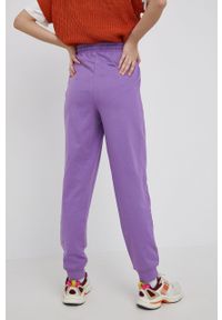 Vero Moda spodnie damskie kolor fioletowy gładkie. Stan: podwyższony. Kolor: fioletowy. Materiał: dzianina, materiał. Wzór: gładki