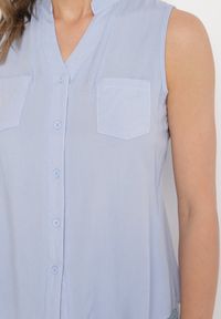 Born2be - Niebieska Wiskozowa Koszula Ozdobiona Kieszeniami Lumevare. Okazja: na co dzień. Kolor: niebieski. Materiał: wiskoza. Wzór: aplikacja. Styl: elegancki, casual #7