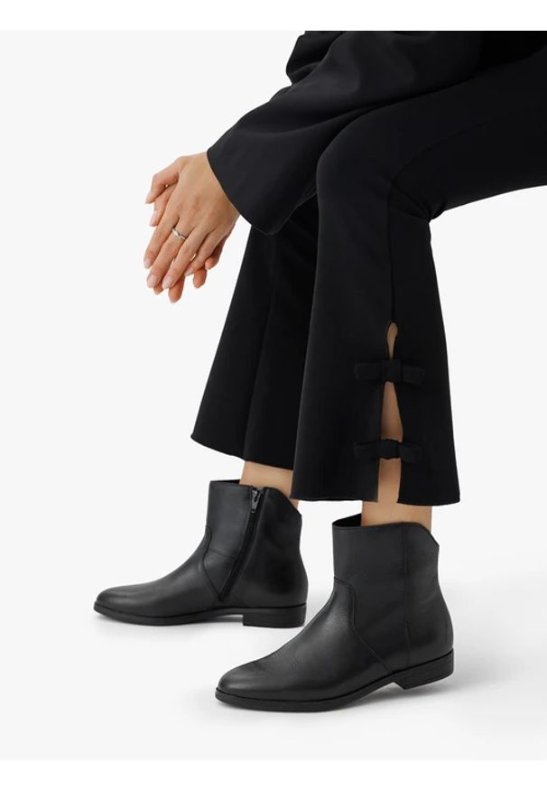 Ryłko - Czarne krótkie kowbojki. Okazja: na co dzień. Nosek buta: okrągły. Zapięcie: zamek. Kolor: czarny. Szerokość cholewki: normalna. Wysokość cholewki: za kostkę. Materiał: skóra. Obcas: na obcasie. Styl: casual, elegancki, street. Wysokość obcasa: niski