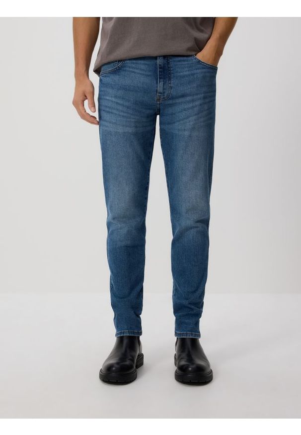 Reserved - Jeansy slim z efektem sprania - niebieski. Kolor: niebieski