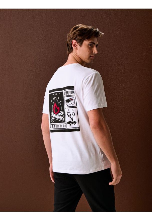 Sinsay - Bawełniana koszulka z nadrukiem na plecach - biały. Kolor: biały. Materiał: bawełna. Wzór: nadruk