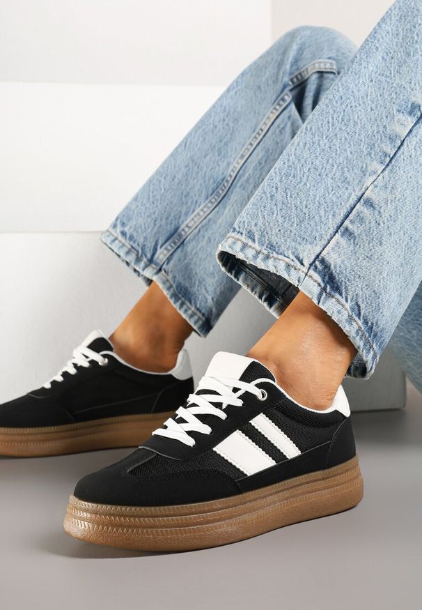Born2be - Czarne Sneakersy w Stylu Klasycznych Tenisówek Zdobione Paskami Tenalinea. Okazja: na co dzień. Zapięcie: pasek. Kolor: czarny. Materiał: jeans. Wzór: aplikacja