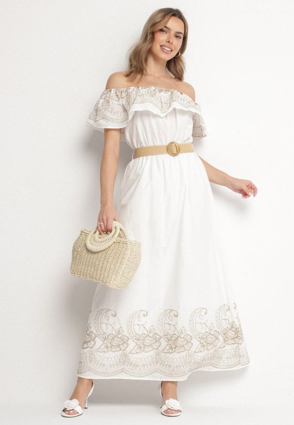 Born2be - Biała Sukienka Hiszpanka w Stylu Boho z Haftem i Paskiem z Klamrą Mellirna. Okazja: na co dzień. Typ kołnierza: dekolt hiszpanka. Kolor: biały. Materiał: poliester, materiał. Wzór: haft. Styl: boho
