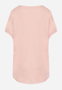 Born2be - Różowy T-shirt z Krótkimi Rękawami i Dłuższym Tyłem Cercisa. Okazja: na co dzień. Typ kołnierza: dekolt w serek. Kolor: różowy. Materiał: bawełna, jeans. Długość rękawa: krótki rękaw. Długość: krótkie. Styl: klasyczny, casual #5