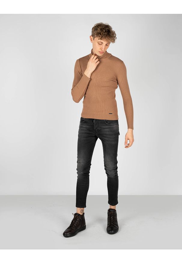 Takeshy Kurosawa Sweter | 83058 | Dolcevita Costina Lana | Mężczyzna | Brązowy. Typ kołnierza: golf. Kolor: brązowy. Materiał: poliamid, wiskoza, kaszmir, wełna. Wzór: aplikacja, ze splotem