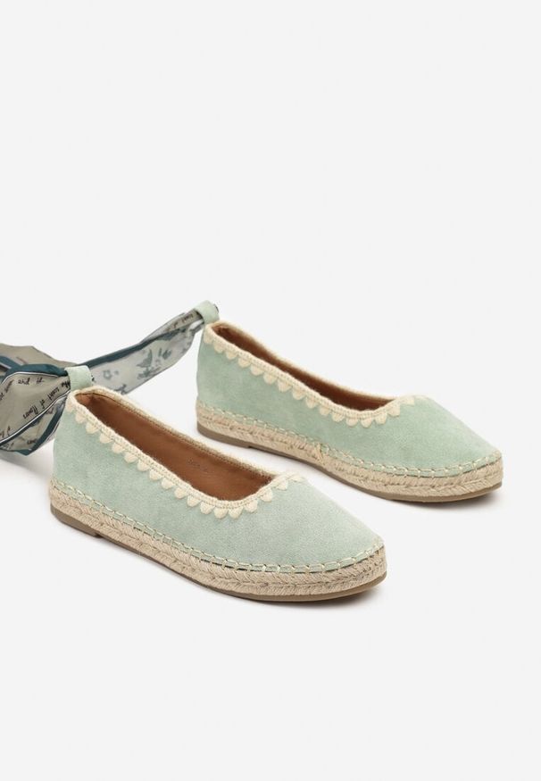 Renee - Jasnozielone Espadryle ze Wzorzystym Wiązaniem Przy Kostce Zdobione Plecionką Lortevia. Okazja: na co dzień. Kolor: zielony. Materiał: zamsz. Wzór: aplikacja. Obcas: na obcasie. Styl: casual, elegancki, boho. Wysokość obcasa: niski