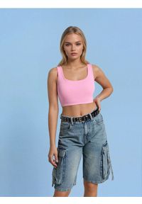 Sinsay - Bawełniany crop top w prążek - różowy. Kolor: różowy. Materiał: bawełna. Wzór: prążki