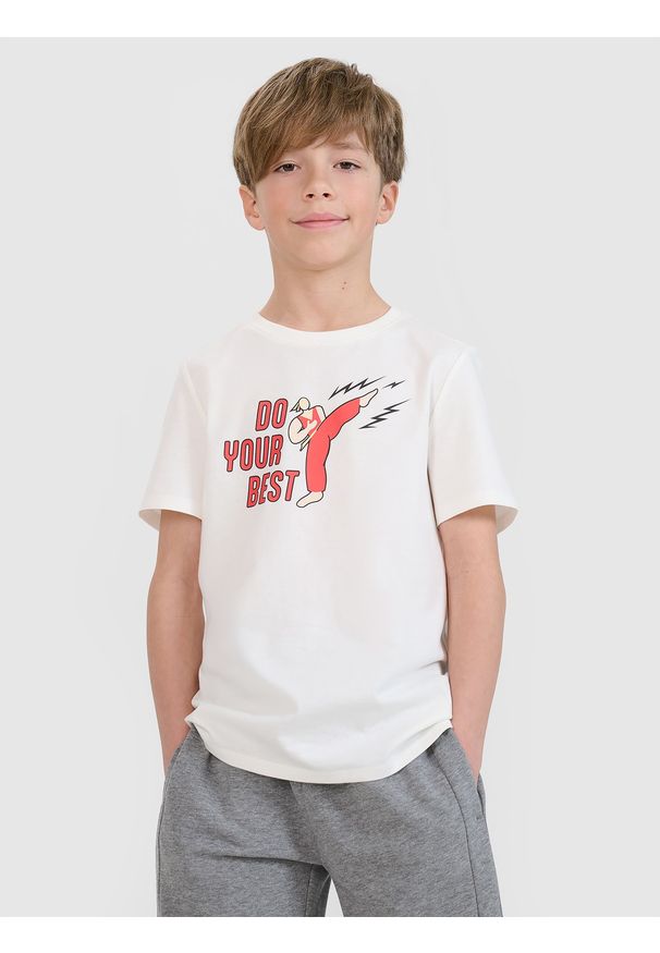 4f - 4F T-shirt regular z nadrukiem chłopięcy - biały 164 (13-14 lat). Okazja: na co dzień. Kolor: biały. Materiał: bawełna, jersey, dzianina. Długość rękawa: krótki rękaw. Długość: krótkie. Wzór: nadruk. Sezon: lato. Styl: klasyczny, sportowy, casual