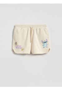 Reserved - Szorty Lilo i Stitch - beżowy. Kolor: beżowy. Materiał: bawełna #1
