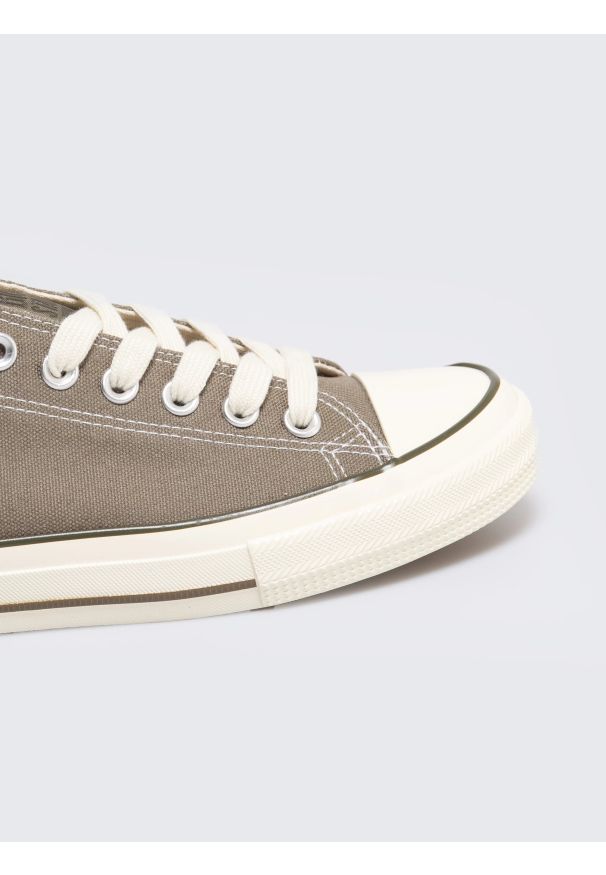 Big-Star - Trampki męskie niskie khaki RR174617 303. Okazja: na co dzień, do pracy, na spacer. Wysokość cholewki: przed kostkę. Kolor: zielony. Materiał: materiał. Szerokość cholewki: normalna. Styl: klasyczny, elegancki, casual