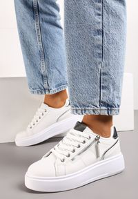Born2be - Białe Sneakersy na Platformie Ozdobione Suwakami Halimedia. Nosek buta: okrągły. Zapięcie: sznurówki. Kolor: biały. Materiał: materiał. Wzór: aplikacja. Obcas: na platformie. Wysokość obcasa: niski #3