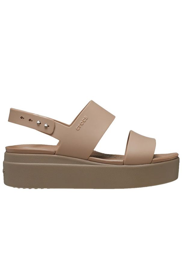 Klapki Crocs Brooklyn Low Wedge 206453-2EL - beżowe. Kolor: beżowy. Materiał: materiał. Wzór: paski. Sezon: lato. Obcas: na platformie. Styl: klasyczny