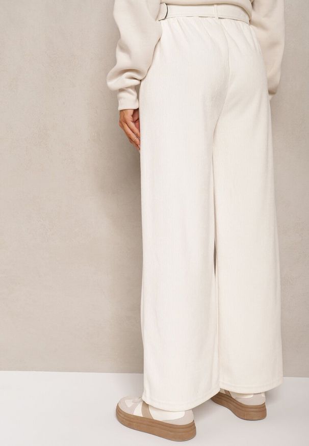 Renee - Białe Spodnie Sztruksowe o Szerokim Kroju High Waist z Paskiem Valoma. Okazja: na co dzień. Stan: podwyższony. Kolor: biały. Materiał: sztruks. Styl: retro, elegancki, casual