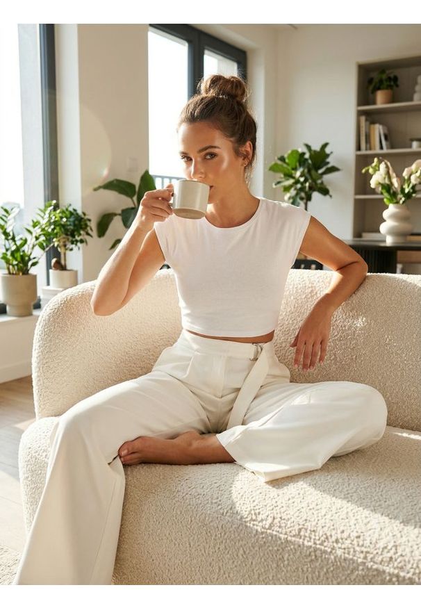 Sinsay - Spodnie palazzo z paskiem - kremowy. Kolor: kremowy