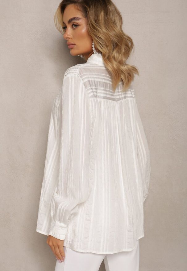 Renee - Biała Oversizowa Koszula Ozdobiona Ażurową Koronką Miaraha. Okazja: na co dzień. Kolor: biały. Materiał: koronka. Wzór: ażurowy, aplikacja, koronka. Sezon: wiosna, lato. Styl: casual, elegancki