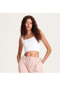 Reserved - Crop top w prążek - Biały. Kolor: biały. Wzór: prążki #1